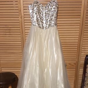 This is an exquisite gown. It’s ready for dancing.